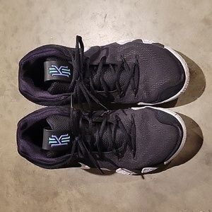 Nike Air Kyrie 4 Basketball Shoes Size 9